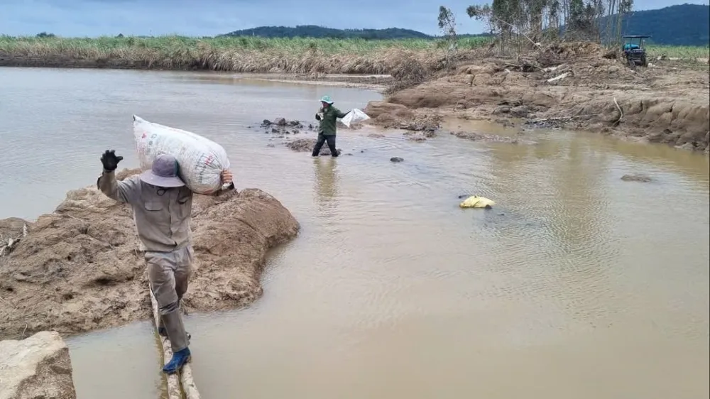 Tuyến đường duy nhất dẫn ra cánh đồng Bầu Dộp bị xói lở. Ảnh: T.T cánh đồng 4.jpg