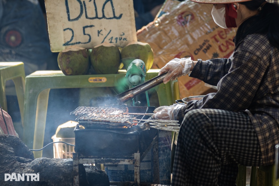 Sống gần quán bún chả ở Hà Nội: Cứ đến bữa ăn là… đóng cửa, nín thở - 1