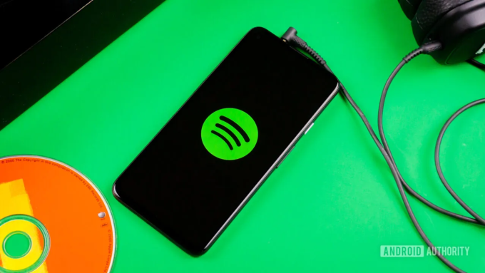 Logo Spotify hiển thị trên một chiếc smartphone. Ảnh: Android Authority
