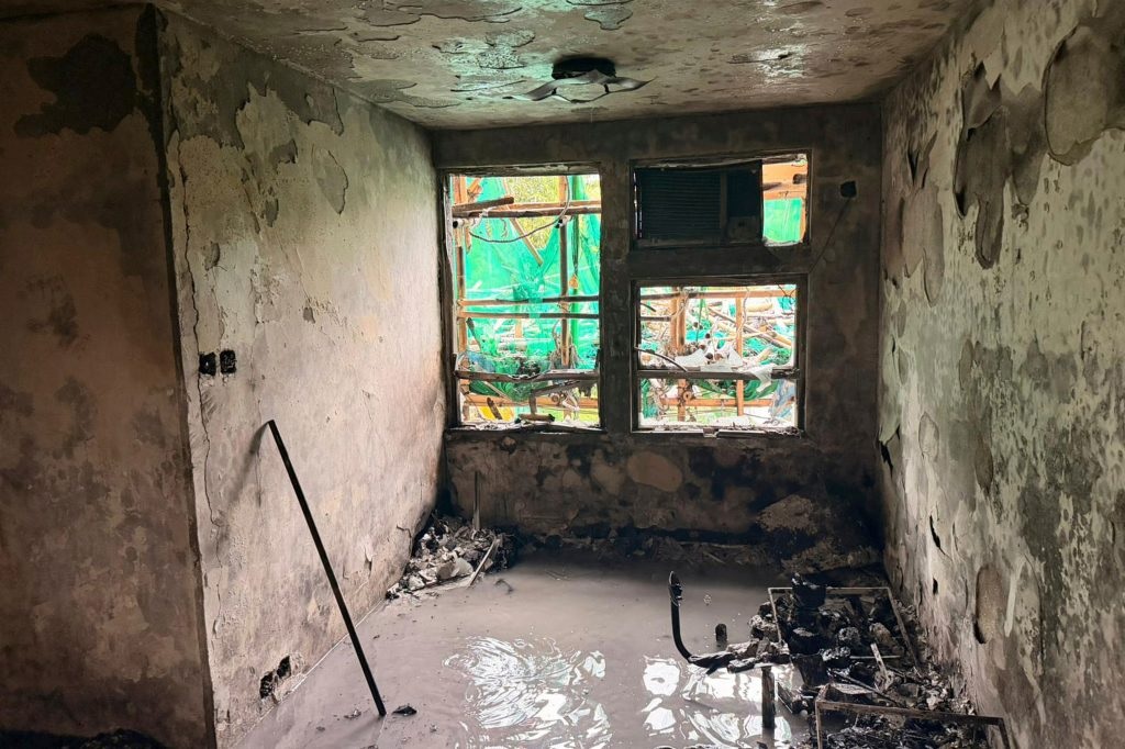 Cháy chung cư Hồng Kông: Thi thể hóa tro bụi, căn hộ cháy đen - Ảnh 1.