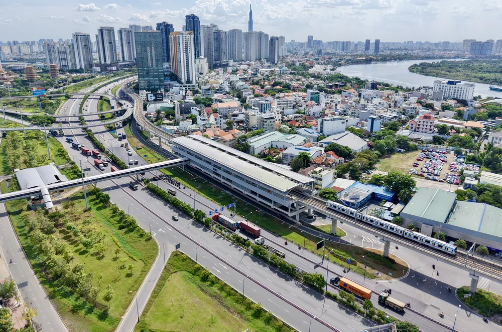 Các chuyên gia kiến nghị năm vấn đề chính liên quan đến mô hình phát triển đô thị theo định hướng phát triển giao thông công cộng (TOD). Trong ảnh là tuyến Metro số 1. Sửa Nghị quyết 98: Đề xuất nhiều cơ chế vượt trội thu hút nhà đầu tư chiến lược vào TP.HCM