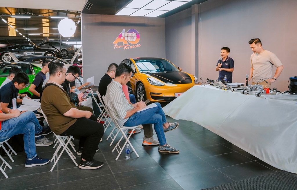 Sửa chữa, bảo dưỡng xe điện và xe hybrid khác gì so với xe xăng, dầu? - Ảnh 1.