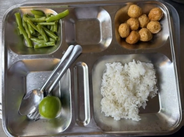 Suất ăn 38.000 đồng bị tố ít, trường nói học sinh có thể mua thêm thức ăn- Ảnh 1.