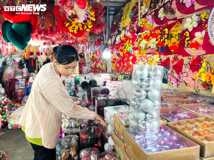 Sắm Tết Bính Ngọ: Sức mua không giảm, người tiêu dùng đổi cách chi tiêu- Ảnh 1.