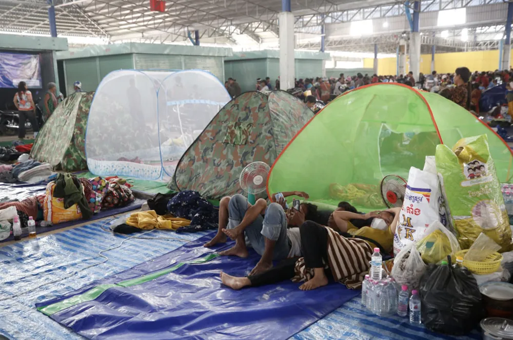 Người dân Campuchia tại các điểm sơ tán tạm thời khi giao tranh biên giới bùng phát. Ảnh: KHMER TIMES Tiếng súng vẫn nổ ở biên giới Campuchia-Thái Lan.png