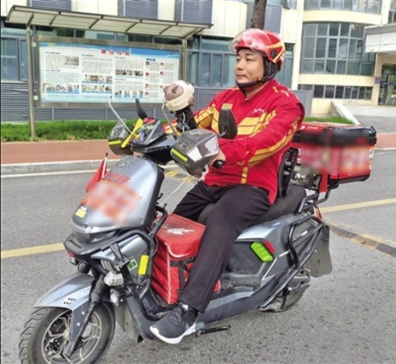 Suốt 19 năm, shipper liên tục dán 1 thứ lên xe và đồ ăn của khách, nhìn kỹ nhiều người đã bật khóc- Ảnh 1. Suốt 19 năm, shipper liên tục dán 1 thứ lên xe và đồ ăn của khách, nhìn kỹ nhiều người đã bật khóc- Ảnh 1.