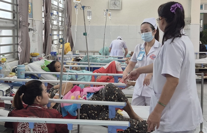 Bệnh nhân điều trị tại Khoa Nội thận - Lọc máu, Bệnh viện Bình Dân. Ảnh: Lê Phương