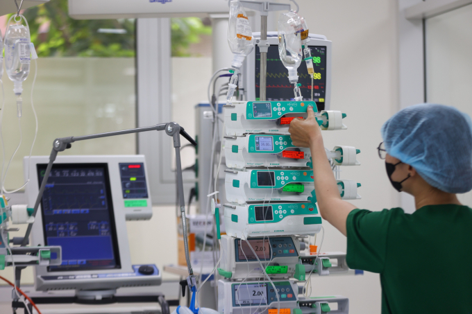 Điều trị hồi sức tích cực cho bệnh nhân. Ảnh: Quỳnh Trần
