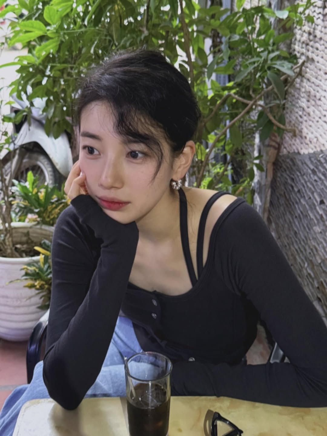 Suzy Tình đầu quốc dân khoe sắc ở Việt Nam , fan nức lòng với ảnh đẹp - Ảnh 1.