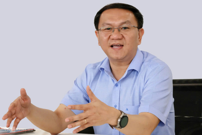 Ông Lâm Đình Thắng, Giám đốc Sở Khoa học và Công nghệ TP HCM trả lời VnExpress, sáng 20/12. Ảnh: Lê Tuyết