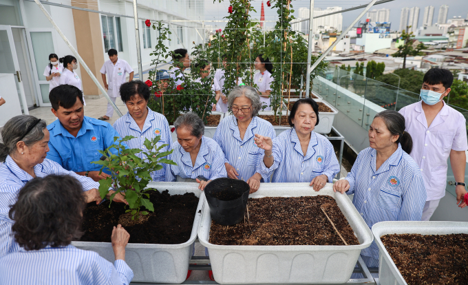 Người cao tuổi tham gia dịch vụ dưỡng lão bán trú tại Bệnh viện Phục hồi chức năng - Điều trị bệnh nghề nghiệp TP HCM. Ảnh: Quỳnh Trần