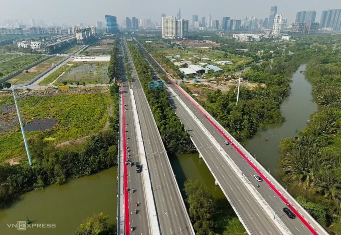 Làn ưu tiên xe đạp đoạn qua cầu trên đại Mai Chí Thọ. Ảnh: Quỳnh Trần