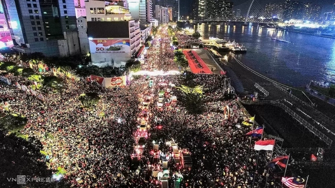 Hàng chục nghìn người ở đường Nguyễn Huệ và Tôn Đức Thắng chờ xem diễn binh dịp 30/4/2025. Ảnh: Đình Văn