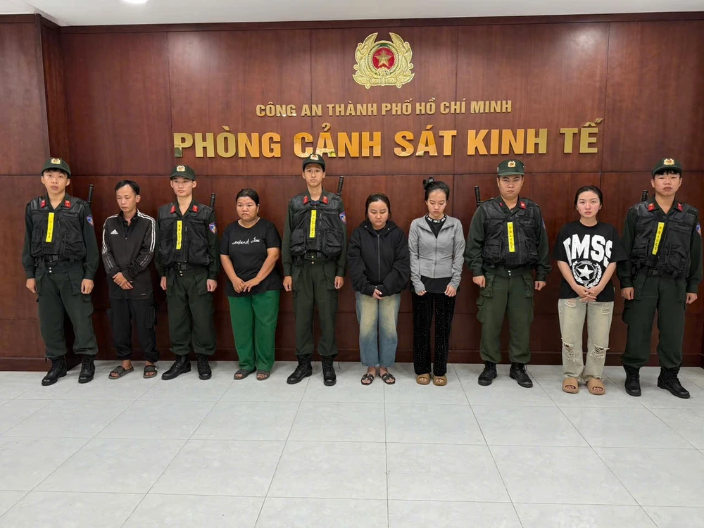 tp-hcm-5-nguoi-mua-hoa-chat-cong-nghiep-ve-pha-tron-thanh-dau-gio-gia (3).jpg