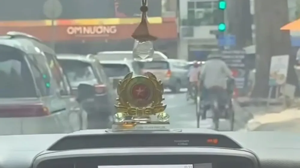 Xe tuần tra của Công an phường Đông Hưng Thuận liên tục mở còi để dẫn đường cho xe chở sản phụ. Ảnh: CA tp-hcm-cong-an-phuong-hu-coi-mo-duong-dua-thai-phu-den-benh-vien-0.jpg