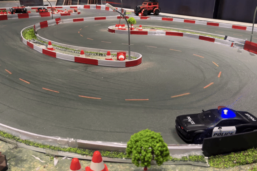 TPHCM: Khách đua xe mô hình, lái máy xúc khi uống cà phê gây sốt - 2