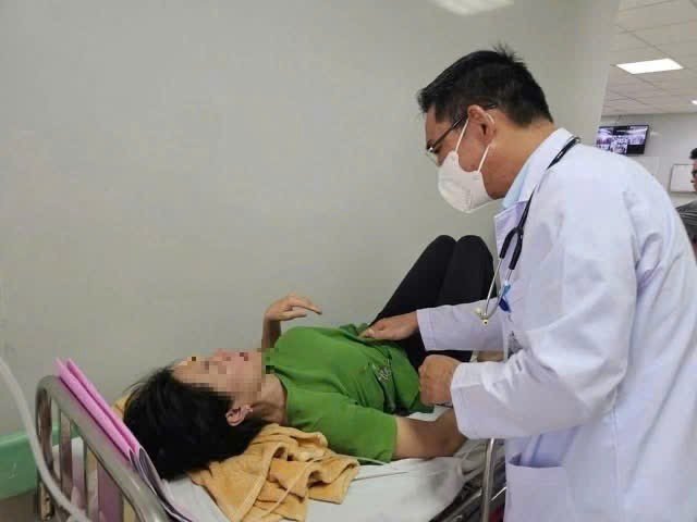 Bác sĩ Bệnh viện Đa khoa Bà Rịa thăm khám bệnh nhân ngộ độc thực phẩm nghi ăn bánh mì