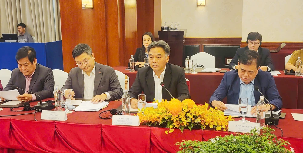 Phó Chủ tịch UBND TP.HCM Nguyễn Lộc Hà trao đổi tại buổi làm việc. Ảnh: BẢO PHƯƠNG sua_tinh-houaphanh-2-8607-8539.jpg