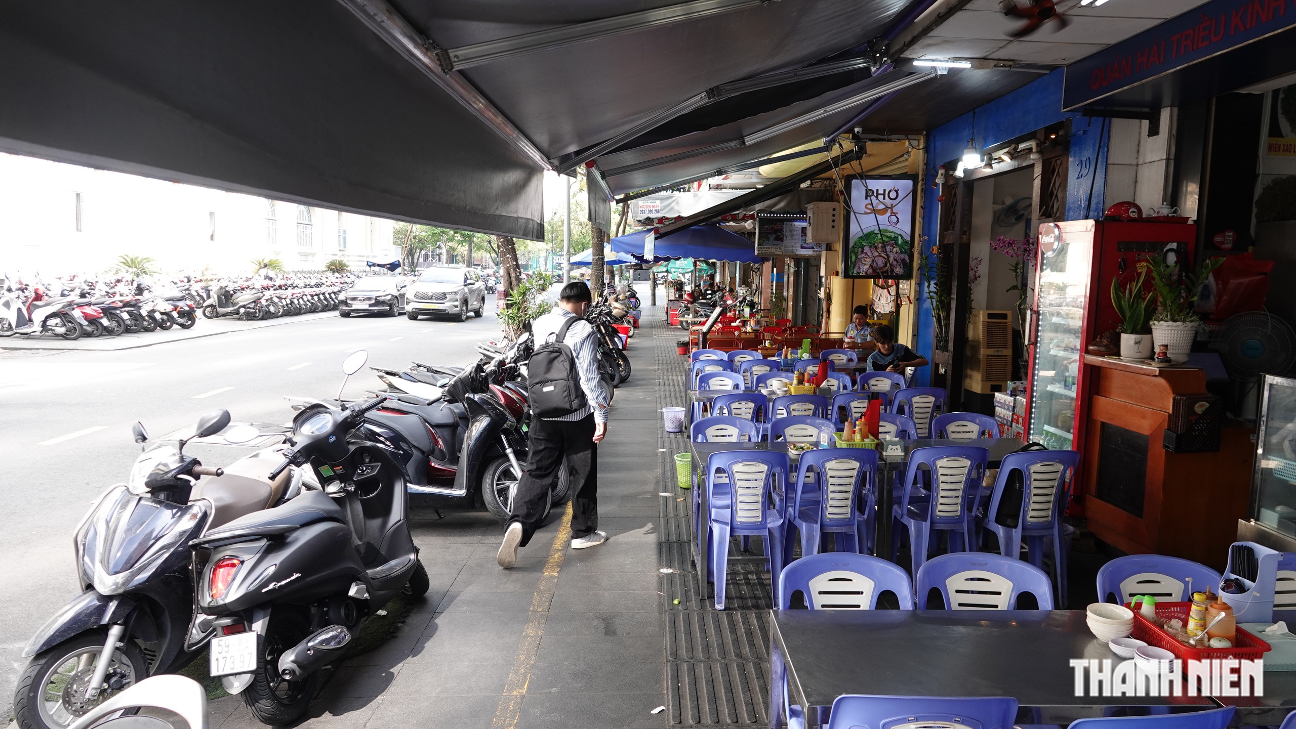 TP.HCM chờ sửa nghị định mới tiếp tục đề án thu phí vỉa hè- Ảnh 1. TP.HCM chờ sửa nghị định mới tiếp tục đề án thu phí vỉa hè- Ảnh 1.