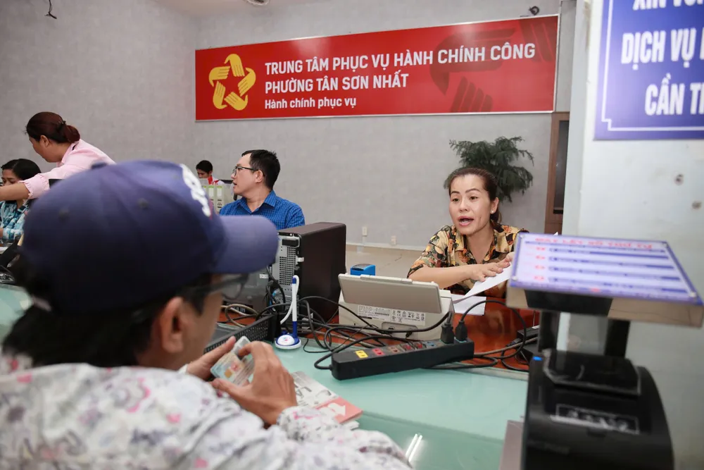 Chủ tịch UBND TP.HCM chỉ đạo hồ sơ trực tuyến phải tiếp nhận trong 8 giờ. Ảnh: NGUYỆT NHI ho-so-truc-tuyen.jpg