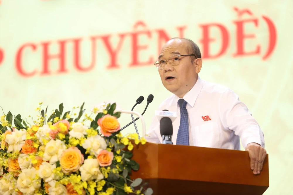 Phó Chủ tịch UBND TP.HCM Trần Văn Bảy trình bày tờ trình tại kỳ họp. Ảnh: THANH THÙY benh-vien-TPHCM.jpg