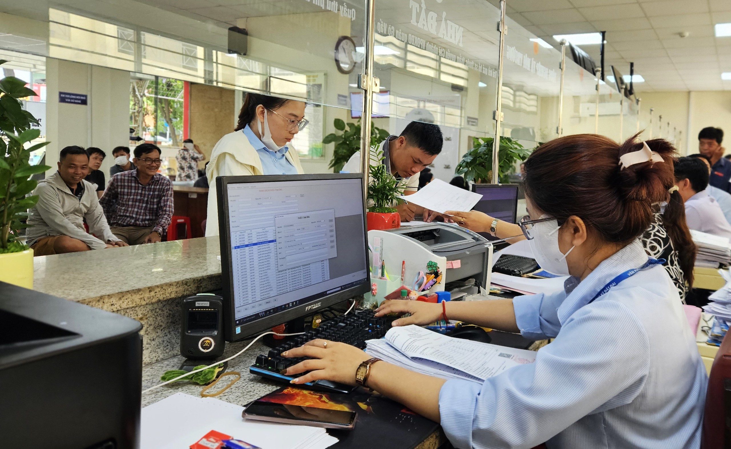 TP.HCM đề xuất bỏ hồ sơ giấy đối với 390 thủ tục- Ảnh 1. TP.HCM đề xuất bỏ hồ sơ giấy đối với 390 thủ tục- Ảnh 1.