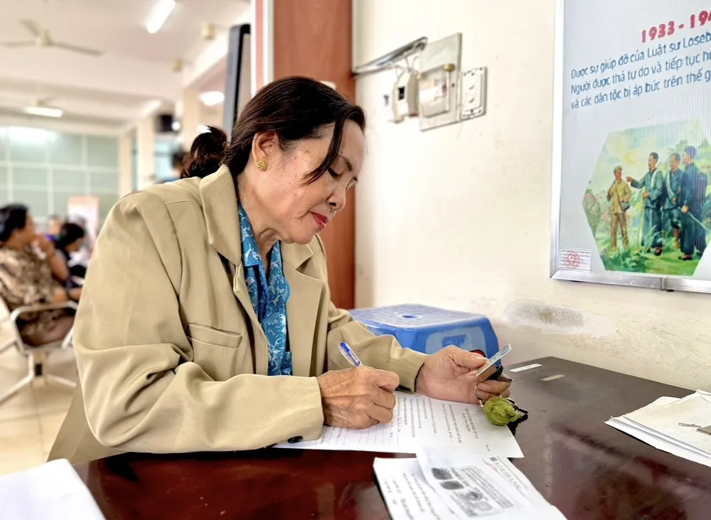 Người dân làm thủ tục nhận trợ cấp hưu trí xã hội tại phường Đông Hưng Thuận. Ảnh minh họa: HẢI NHI chính sách.jpg