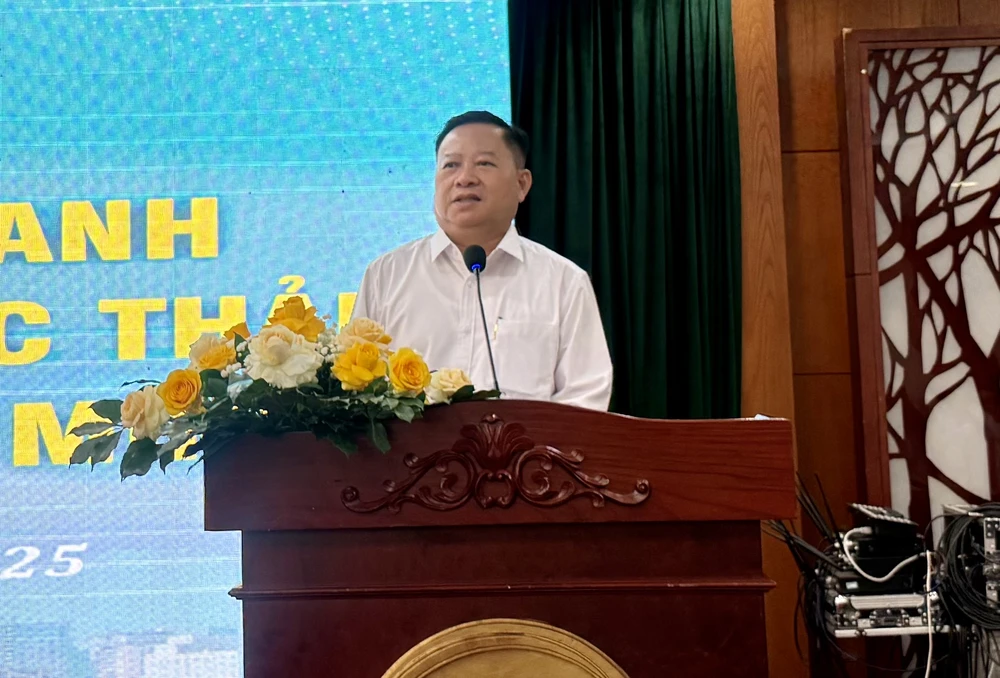 Ông Lê Ngọc Linh, Phó Giám đốc Sở Xây dựng TP.HCM phát biểu tại hội thảo. Ảnh: NGUYỄN CHÂU mảng xanh phủ xanh ở TP.HCM.jpg