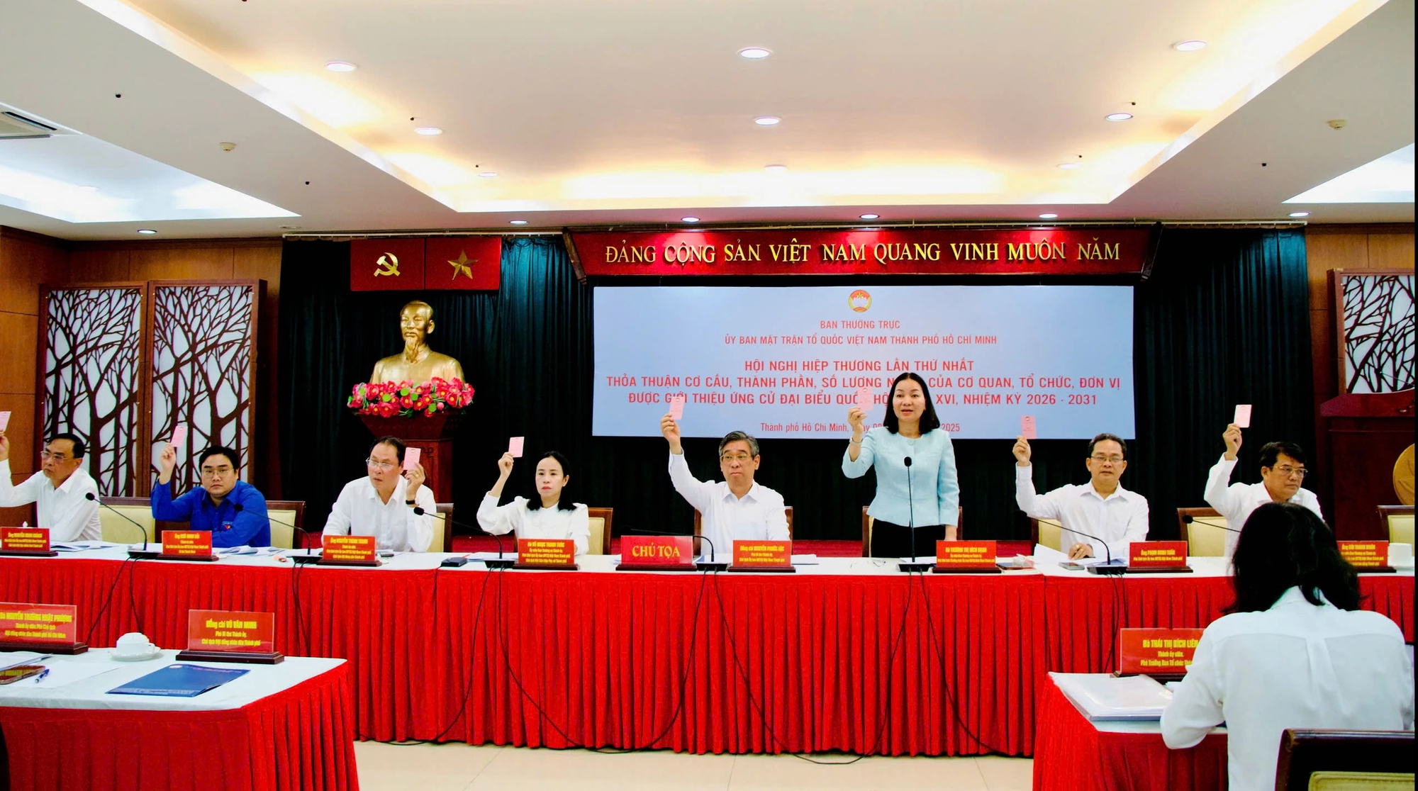 TP . HCM giới thiệu 55 người ứng cử đại biểu Quốc hội khóa XVI - Ảnh 1.