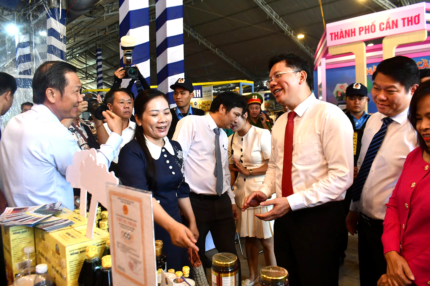 TP.HCM khai mạc Tuần lễ sản phẩm OCOP, đặc sản vùng miền và kết nối cung cầu 1 TP.HCM khai mạc Tuần lễ sản phẩm OCOP, đặc sản vùng miền và kết nối cung cầu - Ảnh 1.