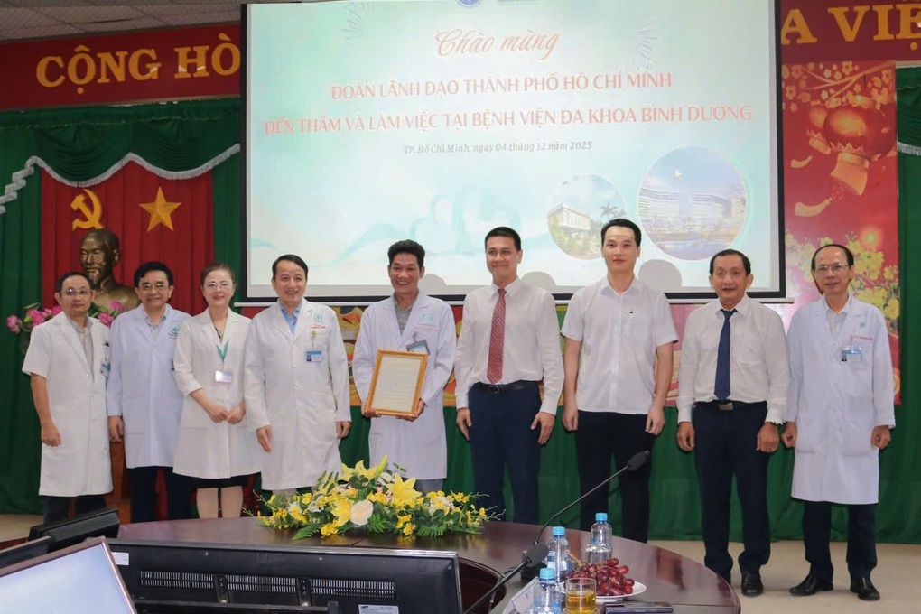 TPHCM khen thưởng bác sĩ mổ cho thai phụ được ghép tạm tay đứt lìa vào chân - 1