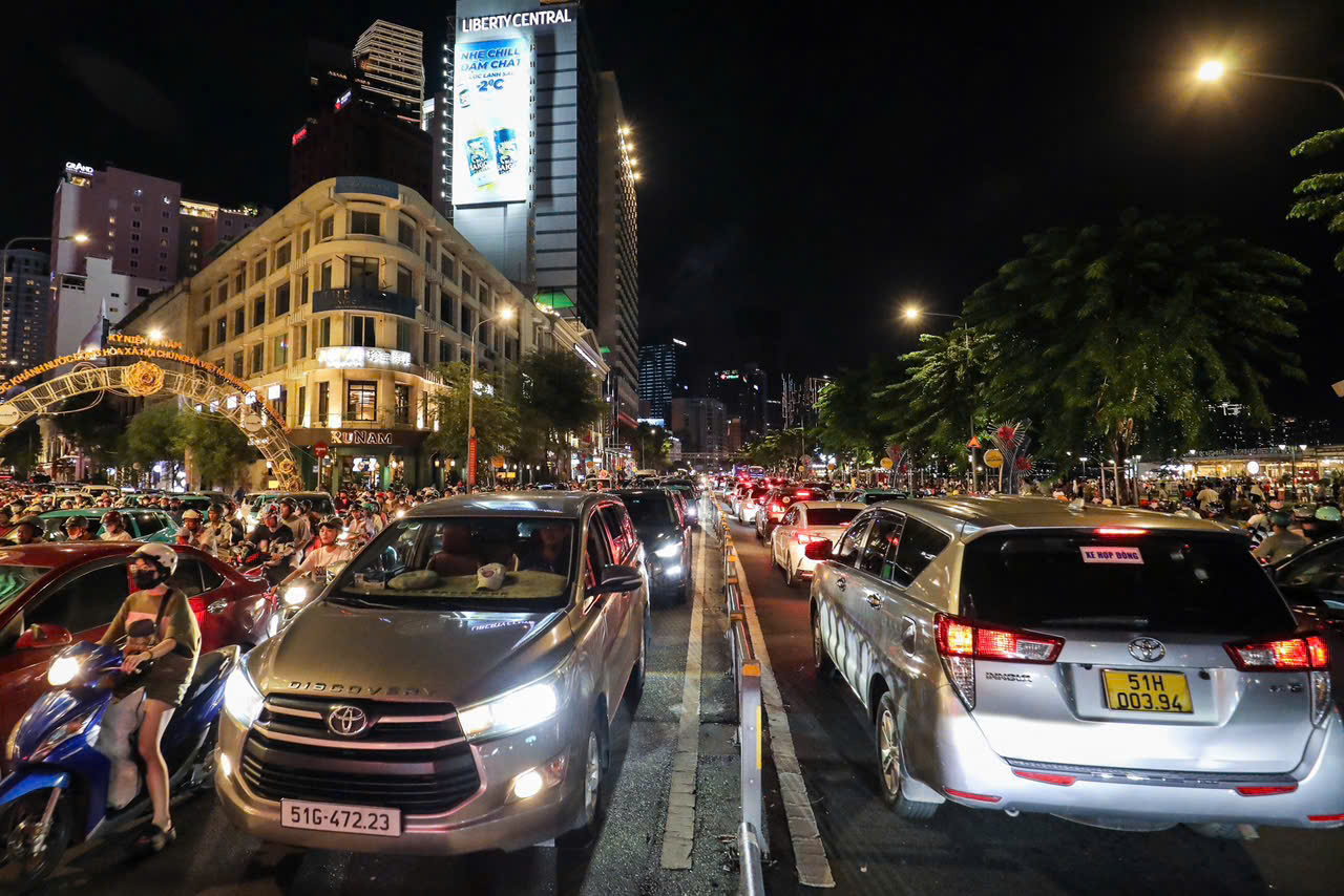 TP.HCM làm 2 cầu vượt cho người đi bộ 'thoát ải' vượt đường Tôn Đức Thắng- Ảnh 1. TP.HCM làm 2 cầu vượt cho người đi bộ 'thoát ải' vượt đường Tôn Đức Thắng- Ảnh 1.