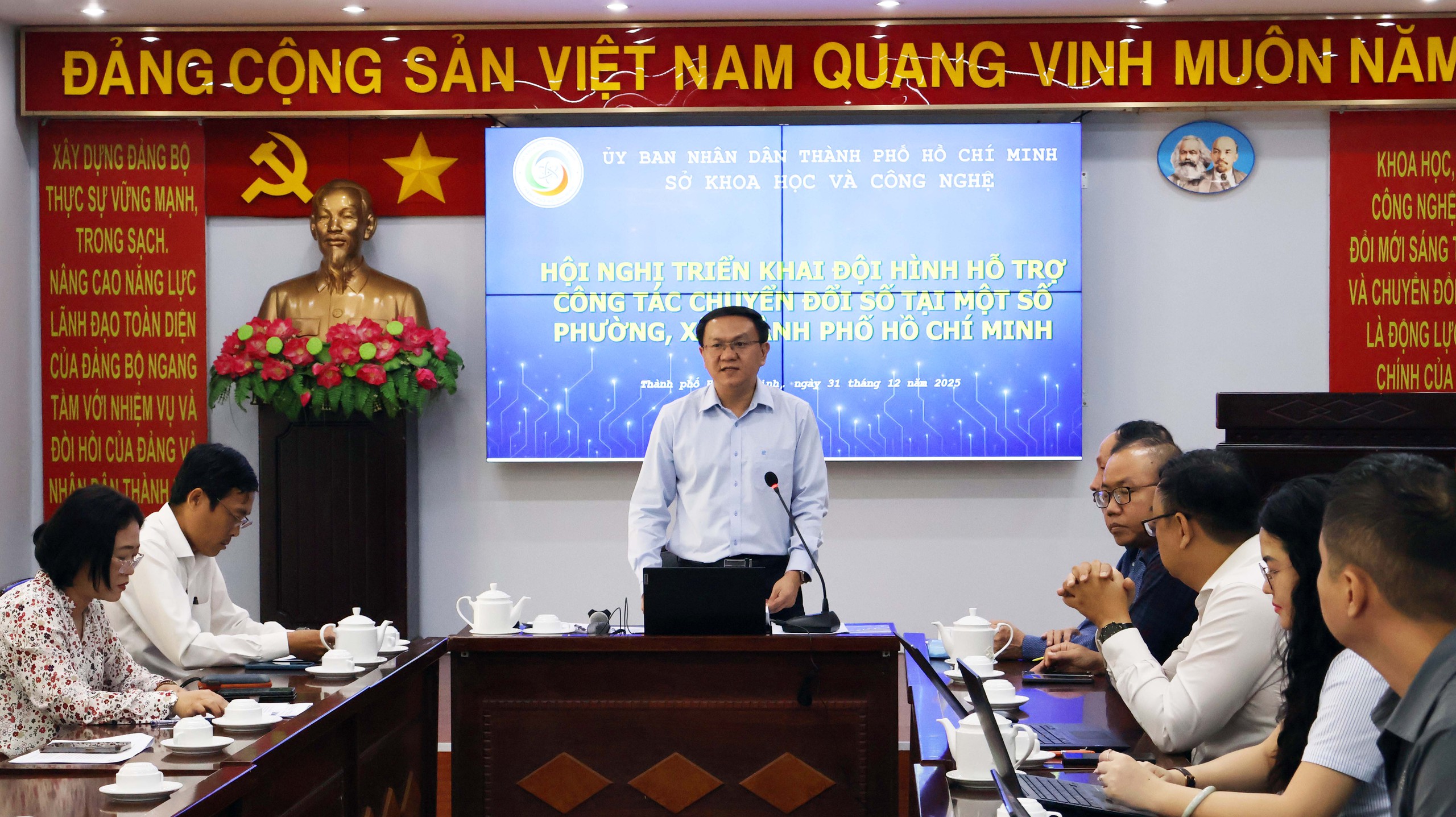 TP.HCM ra mắt đội hình hỗ trợ chuyển đổi số tại 54 xã, phường 1 chuyển đổi số - Ảnh 1.