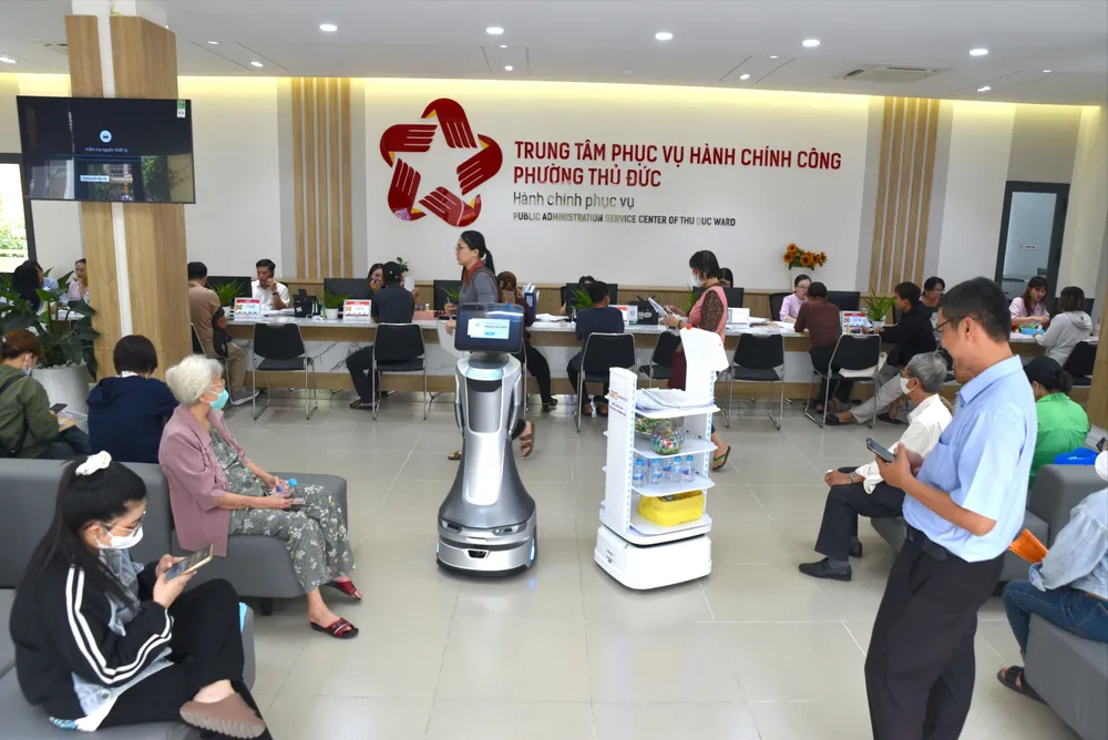 Trung tâm phục vụ hành chính công phường Thủ Đức, TP.HCM có sáng kiến robot phục vụ người dân. Ảnh: TRẦN LINH bo-may-thi-dua-100-ngay-12.jpeg