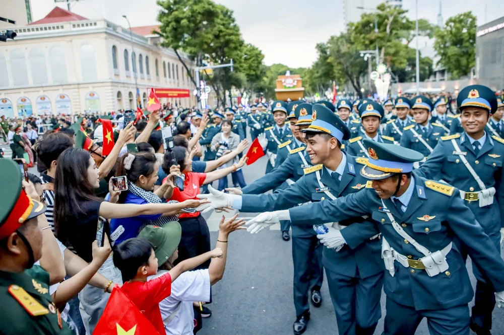 Lễ kỷ niệm 50 năm ngày Giải phóng miền Nam, thống nhất đất nước là dấu ấn nổi bật tại TP.HCM năm 2025. Ảnh: NGUYỆT NHI dau-an-noi-bat.jpg