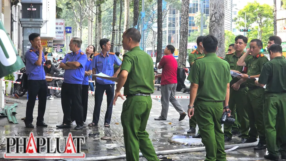 Lực lượng chức năng phong toả hiện trường, điều tra nguyên nhân vụ cháy quán ăn trên đường Trần Hưng Đạo, phường Cầu Ông Lãnh, TP.HCM khiến 4 người tử vong, 2 người bị thương. Ảnh: PHẠM HẢI z7294460968098_21e51218d951a4e4746cf31298365964.jpg