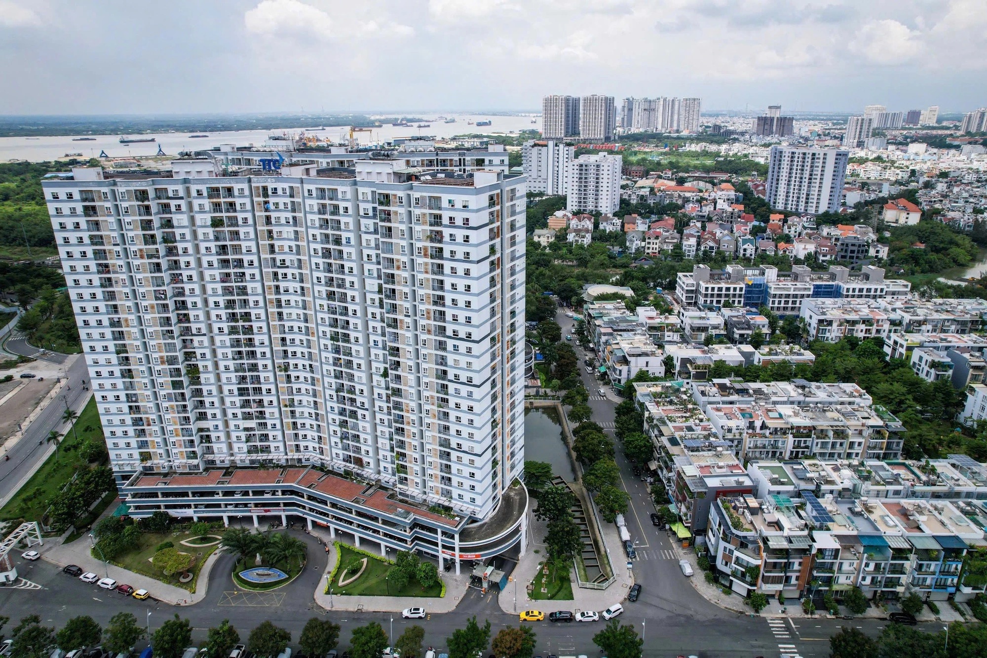 TP.HCM 'siết' môi giới bất động sản- Ảnh 1. TP.HCM 'siết' môi giới bất động sản- Ảnh 1.