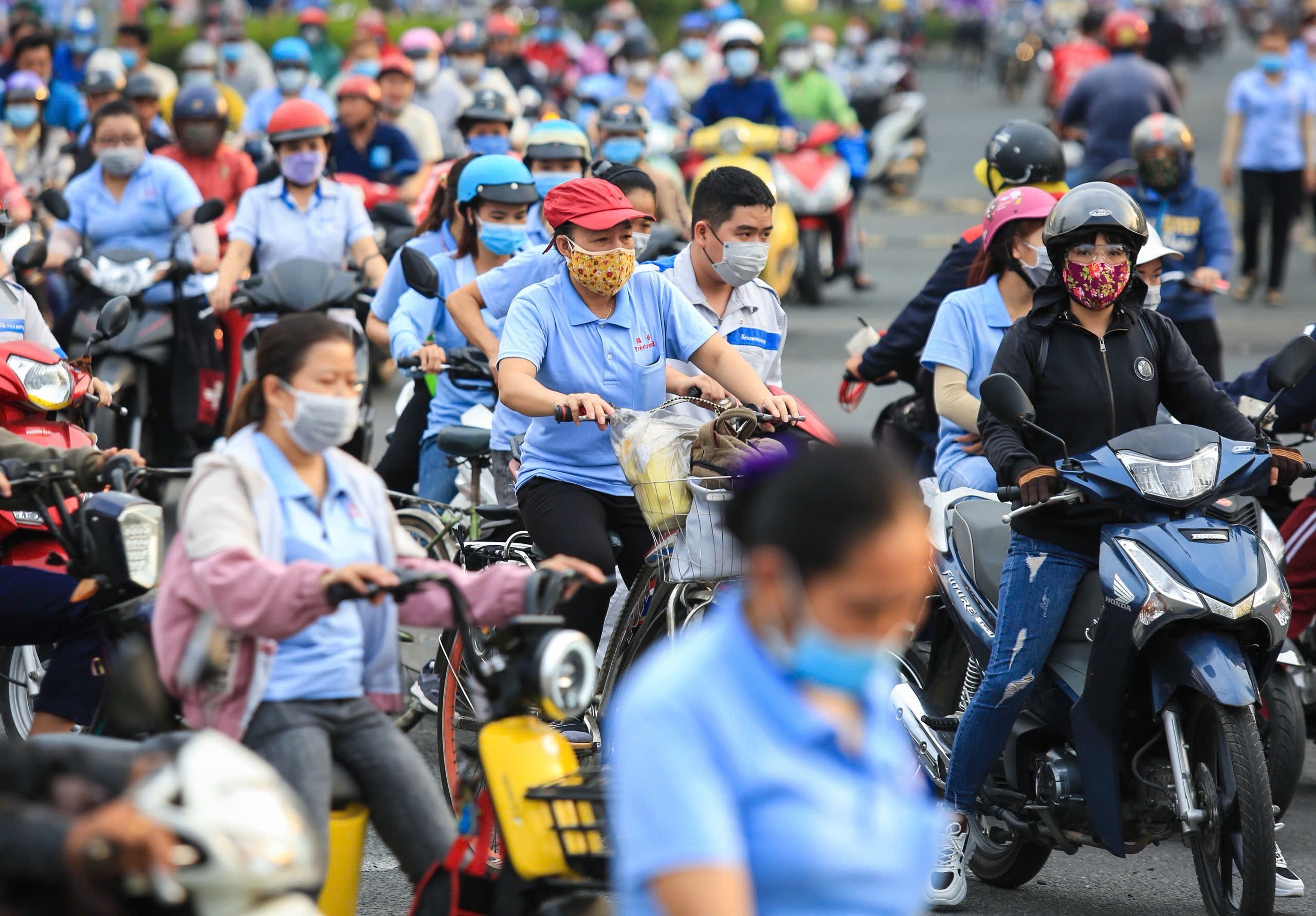 TP.HCM tặng 7.500 vé máy bay, tàu xe cho lao động về quê đón tết - Ảnh 1.