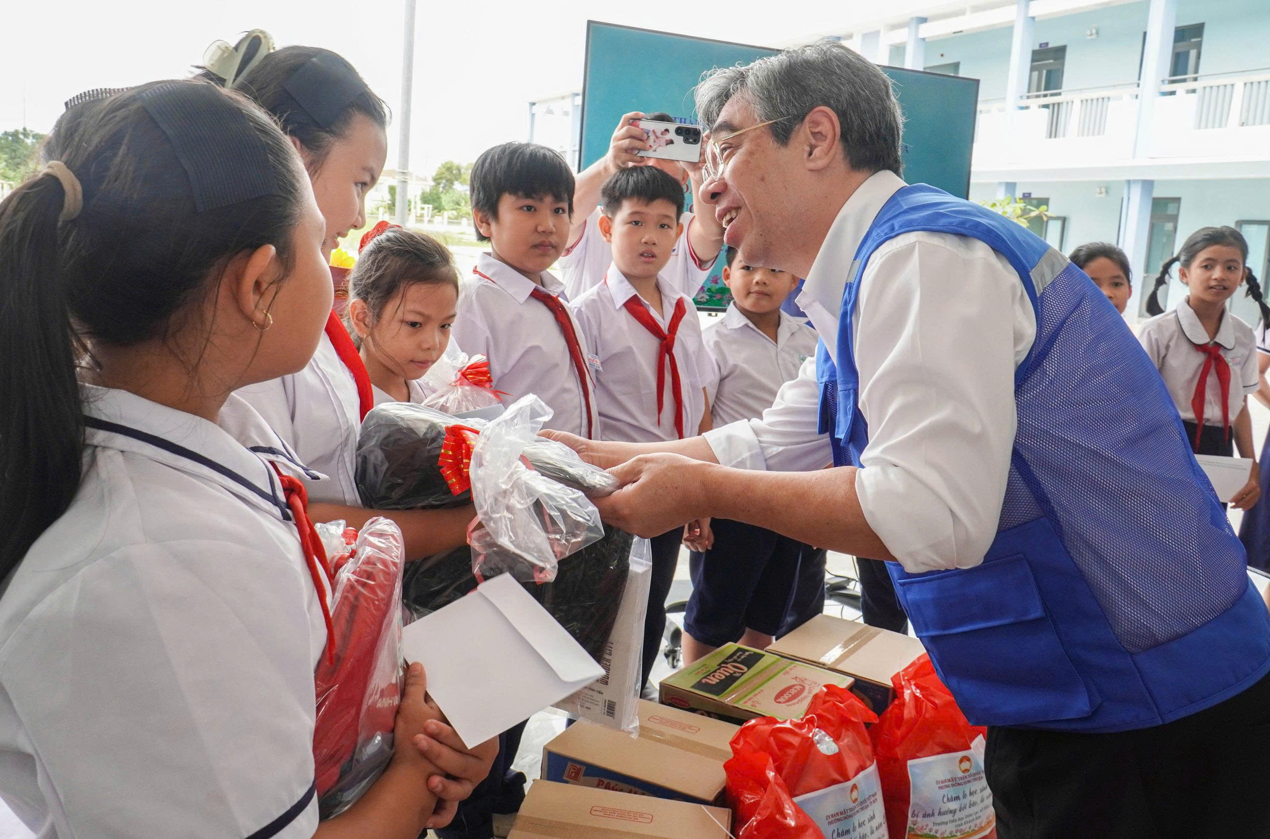 TP.HCM tiếp tục đồng hành cùng Khánh Hòa khắc phục hậu quả sau mưa lũ lịch sử 1 TP.HCM tiếp tục đồng hành cùng Khánh Hòa khắc phục hậu quả sau mưa lũ lịch sử - Ảnh 1.