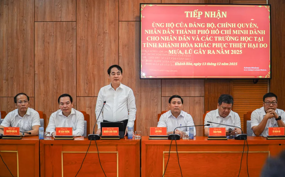 Thay mặt Tỉnh ủy Khánh Hòa, ông Nghiêm Xuân Thành, Bí thư Tỉnh ủy cám ơn Đảng bộ, chính quyền và nhân dân TP.HCM. Ảnh: XUÂN HOÁT 3.jpg