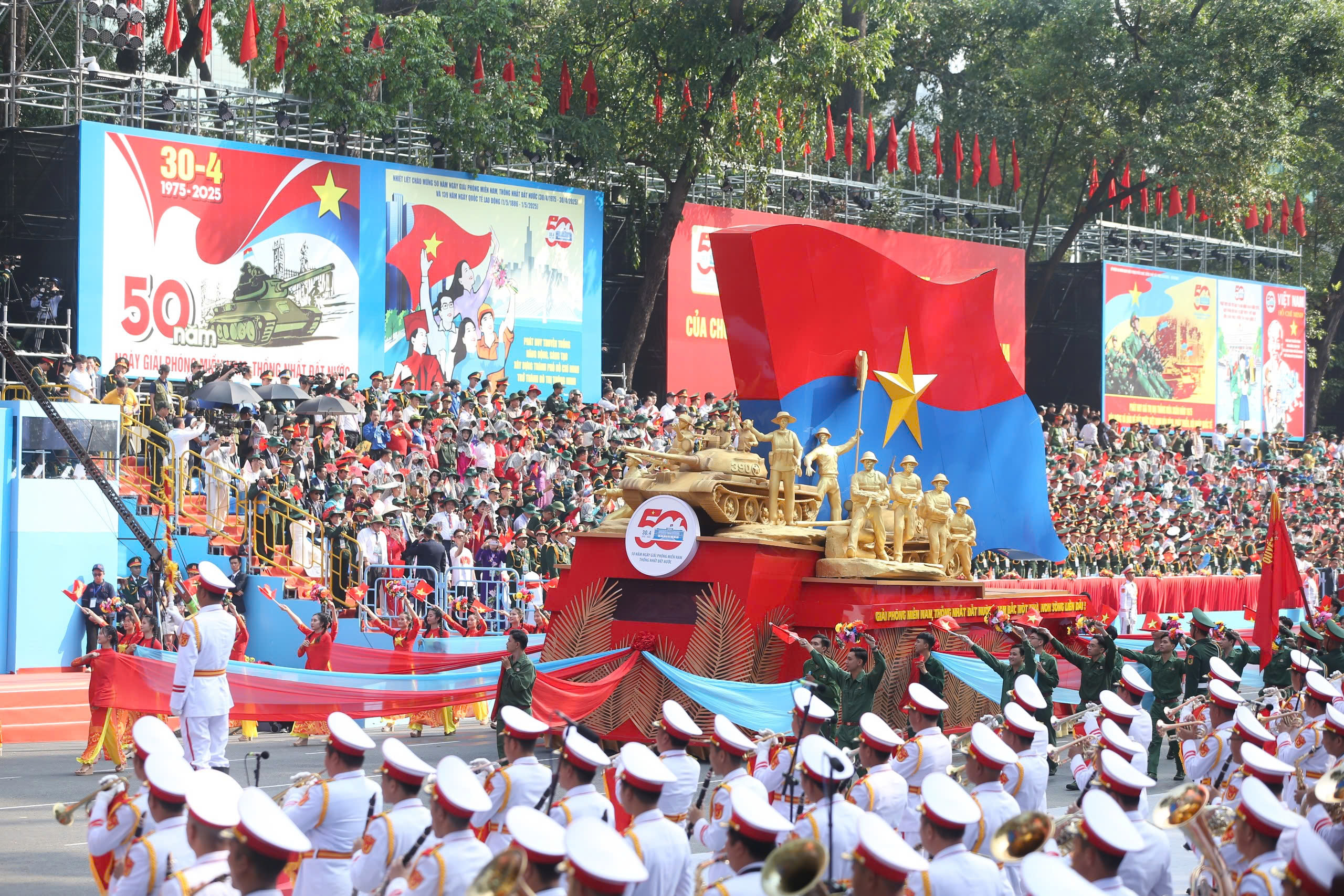 TPHCM công bố 10 dấu ấn nổi bật năm 2025 gắn liền kỷ niệm 50 năm Giải phóng miền Nam - Ảnh 1.