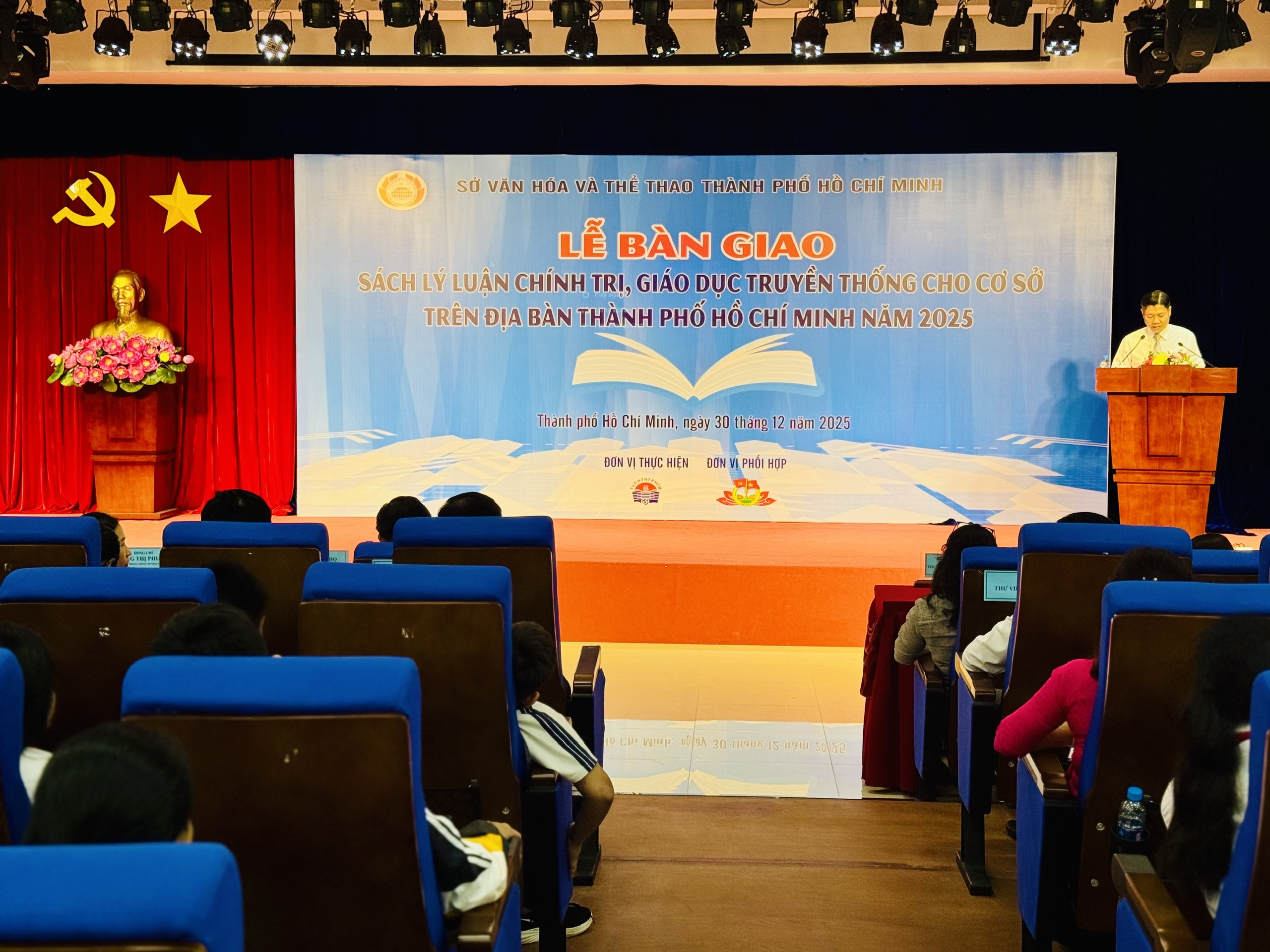 TPHCM trang bị hơn 10.600 bản sách lý luận, chính trị cho cơ sở - Ảnh 1.