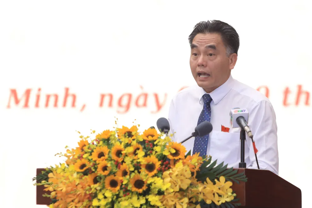 Phó Chủ tịch UBND TP.HCM Nguyễn Lộc Hà đã trình bày các tờ trình được gửi tới kỳ họp thường lệ cuối năm 2025. Ảnh: NGUYỆT NHI dong-nai-to-trinh-1.jpg