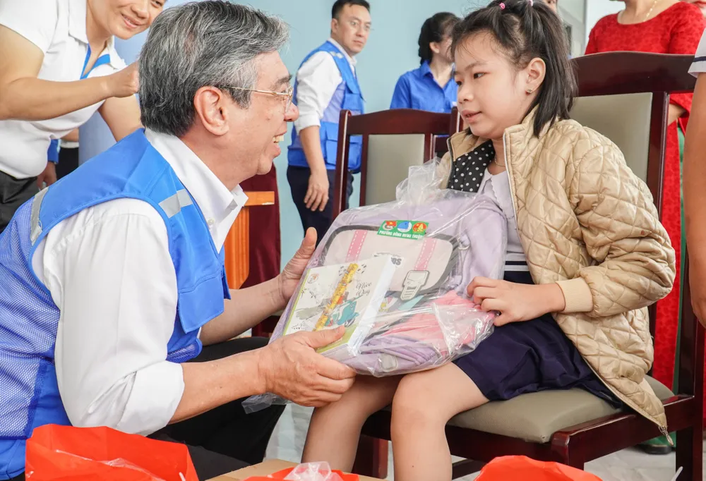 Ông Nguyễn Phước Lộc, Chủ tịch Ủy ban MTTQ Việt Nam TP.HCM thăm hỏi, động viên các em học sinh trường Tiểu học Diên Lạc. Ảnh: XUÂN HOÁT 1.jpg