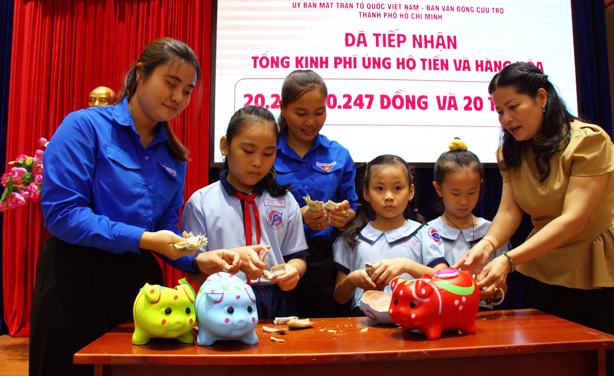 TP.HCM vận động hơn 343 tỉ đồng, gần 4.800 tấn hàng cứu trợ đồng bào vùng lũ 1 TP.HCM vận động hơn 343 tỉ đồng và gần 4.800 tấn hàng cứu trợ miền Trung - Ảnh 1.