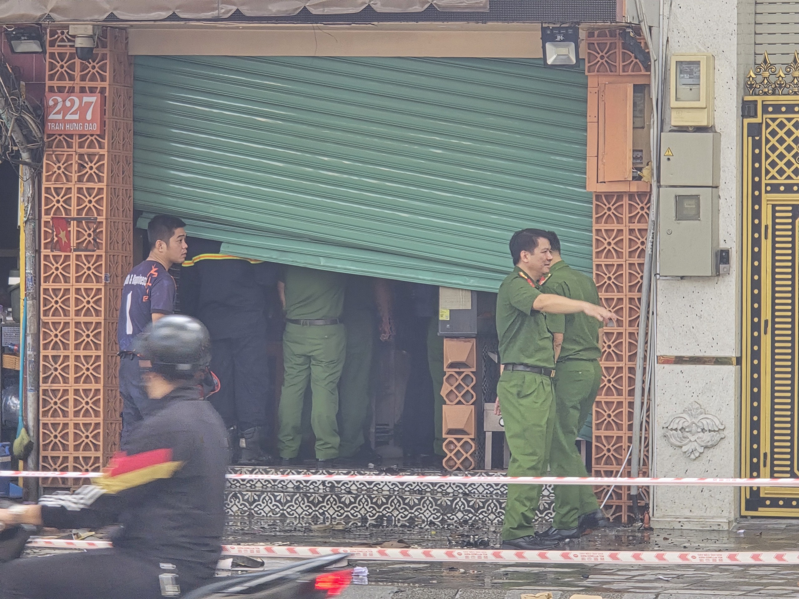 TP.HCM yêu cầu kiểm tra từng nhà, xử lý ‘chuồng cọp’ sau vụ cháy quán bún ốc 4 người chết 1 cháy quán bún ốc - Ảnh 1.