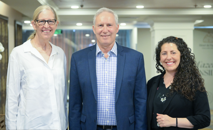 GS Maura L. Gillison, TS John T. Schiller và TS Aimee R. Kreimer (từ trái qua) đến Hà Nội trước ngày nhận giải. Ảnh: Loan Trần