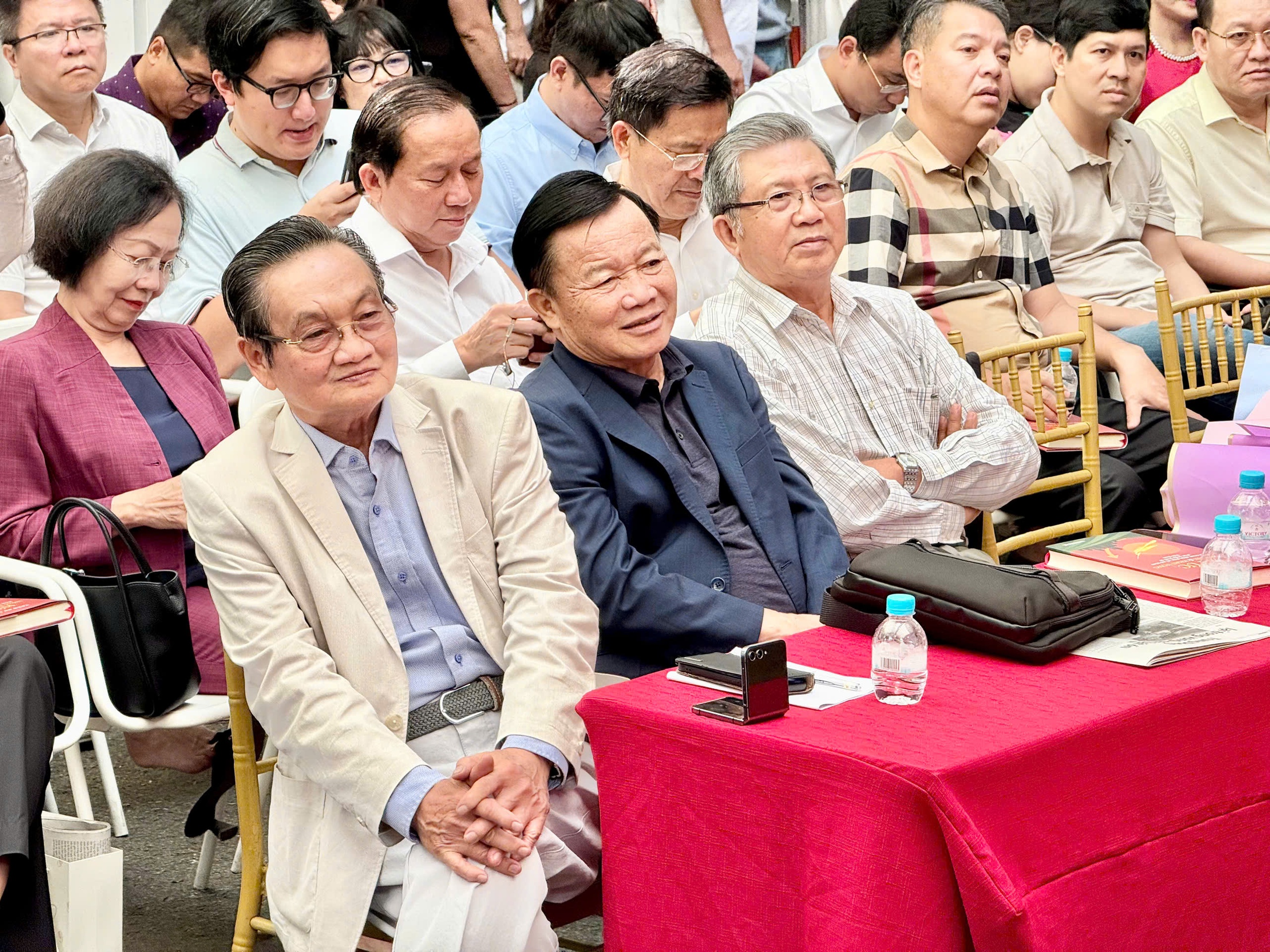 TS Trần Du Lịch ra mắt hồi ký cuộc đời và hành trình nhận thức về mô hình phát triển kinh tế - Ảnh 1.