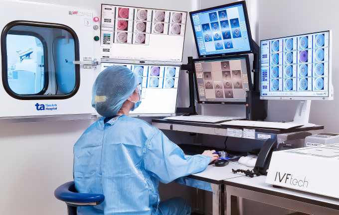 Chuyên viên phôi học quan sát quá trình phát triển của phôi qua hệ thống tủ nuôi cấy time-lapse. Ảnh: Thanh Luận