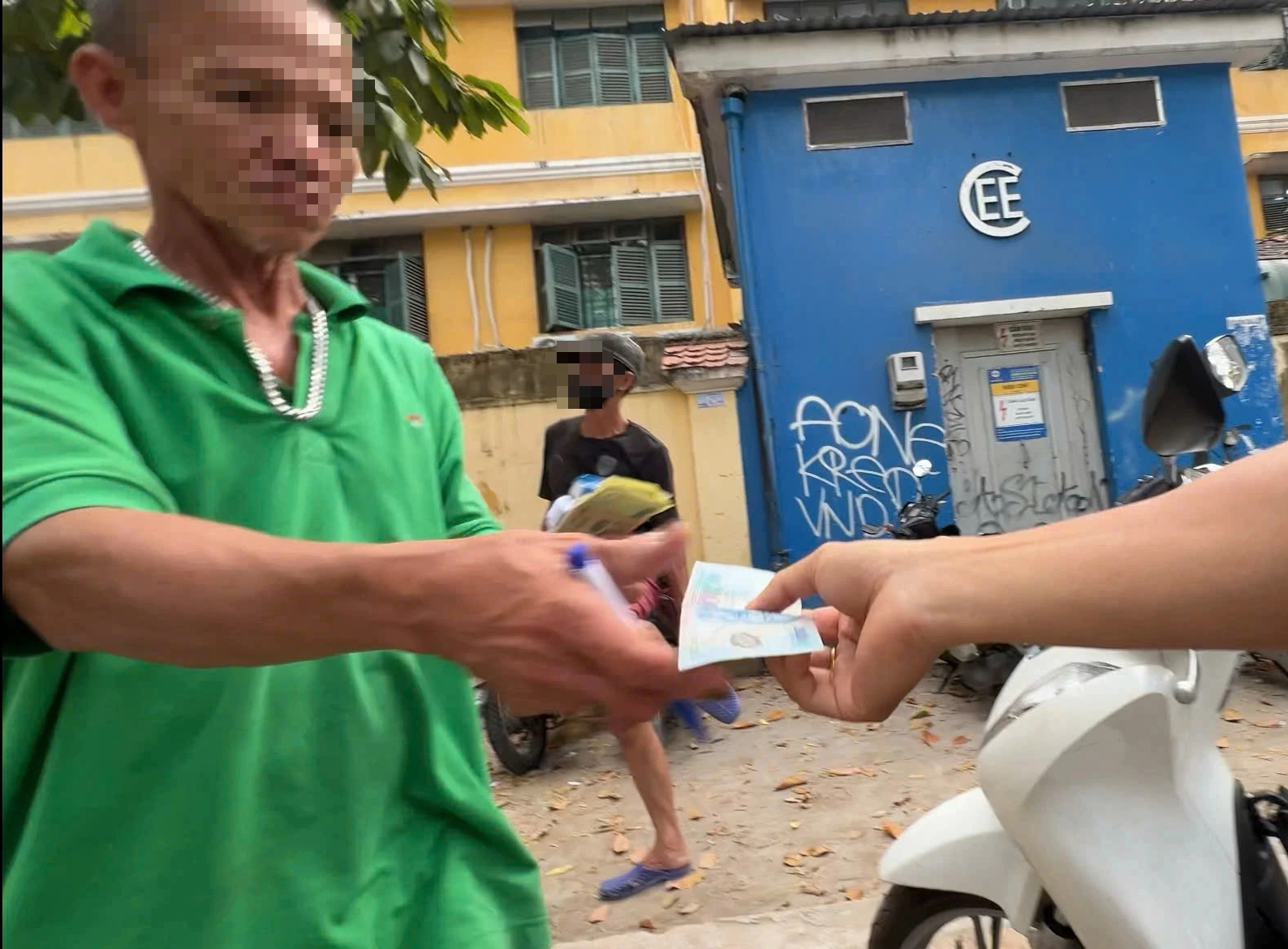 TP . HCM Tái diễn tình trạng chiếm dụng vỉa hè và thu phí giữ xe cao - Ảnh 1.